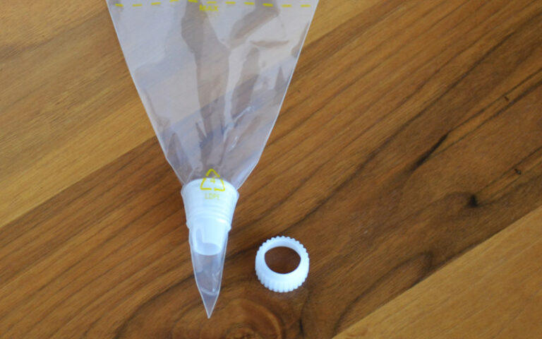 Coupler base in piping bag